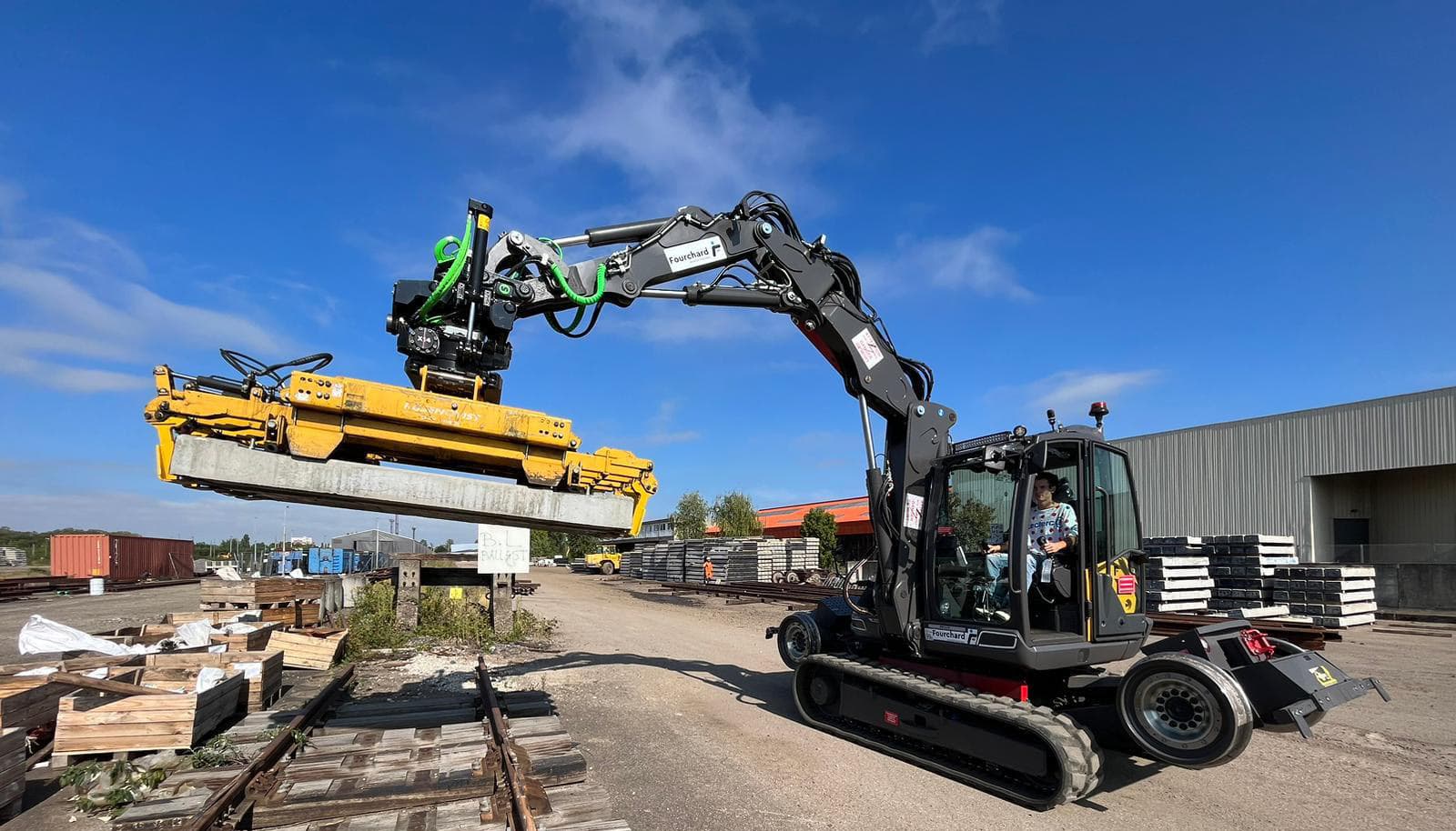 STEELWRIST, FABRICANT MONDIAL D’ACCESSOIRES POUR PELLES HYDRAULIQUES, REJOINT MECATEAMCLUSTER